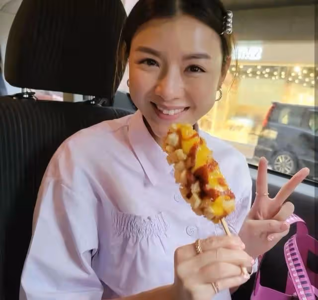 幸福！TVB視帝全家外出享受家庭樂，港姐太太打扮青春被贊好少女