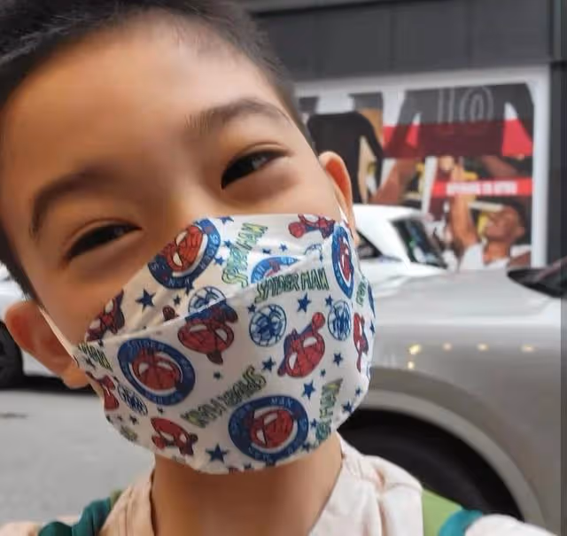 幸福！TVB視帝全家外出享受家庭樂，港姐太太打扮青春被贊好少女