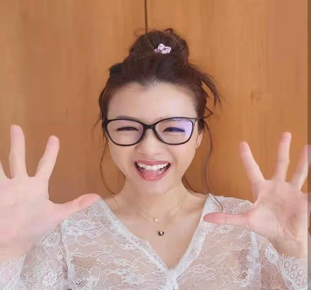 幸福！TVB視帝全家外出享受家庭樂，港姐太太打扮青春被贊好少女