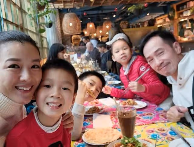 幸福！TVB視帝全家外出享受家庭樂，港姐太太打扮青春被贊好少女