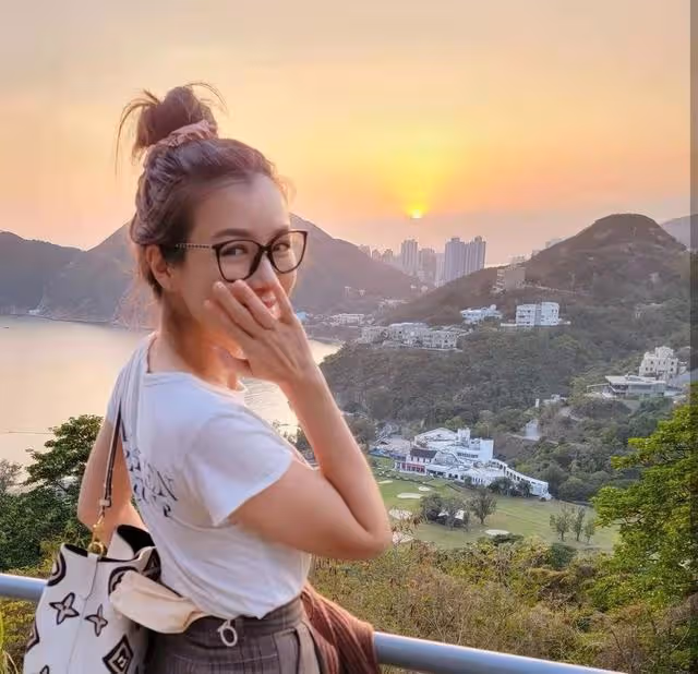 幸福！TVB視帝全家外出享受家庭樂，港姐太太打扮青春被贊好少女