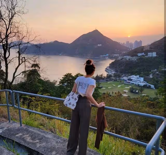 幸福！TVB視帝全家外出享受家庭樂，港姐太太打扮青春被贊好少女