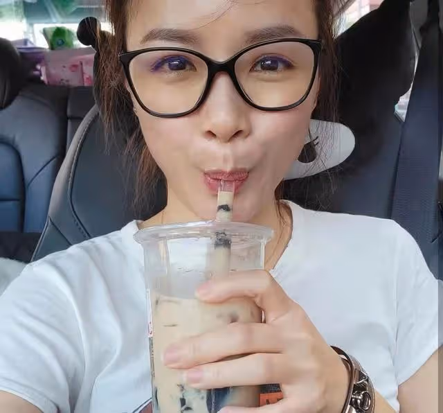 幸福！TVB視帝全家外出享受家庭樂，港姐太太打扮青春被贊好少女