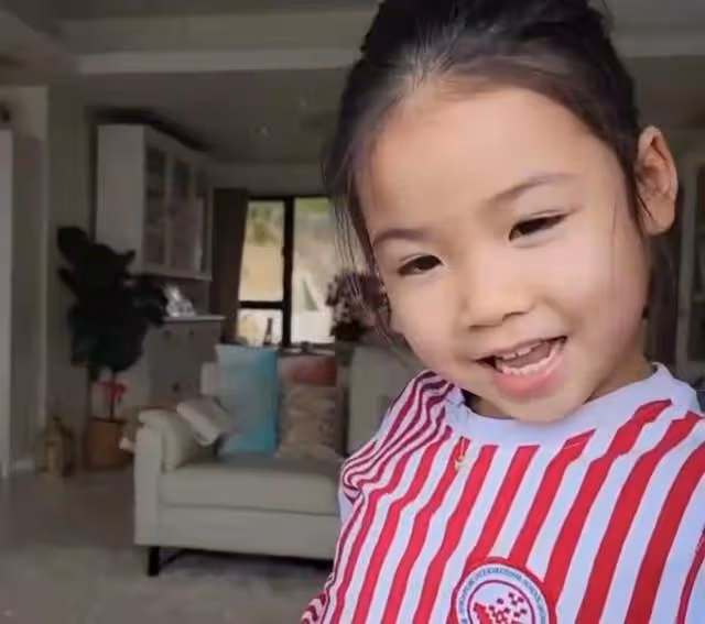 幸福！TVB視帝全家外出享受家庭樂，港姐太太打扮青春被贊好少女