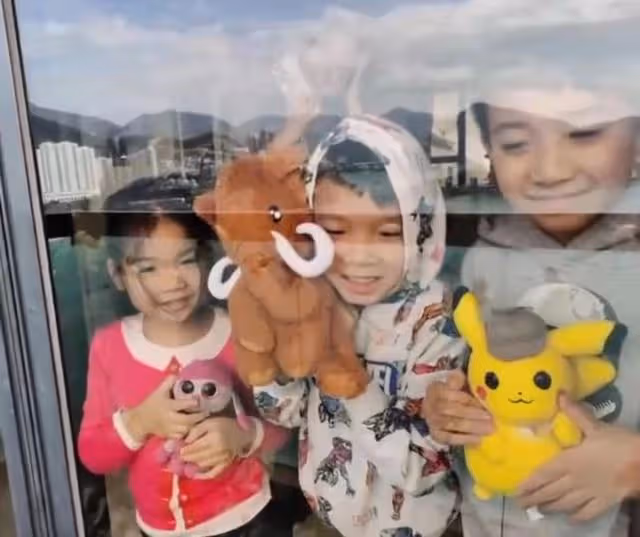 幸福！TVB視帝全家外出享受家庭樂，港姐太太打扮青春被贊好少女