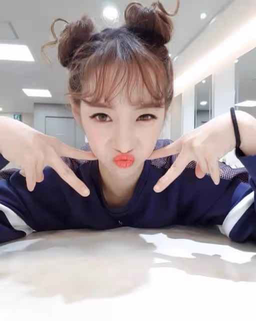 韓國女星安素美背15個月大女兒上台表演，只因無地方託付！