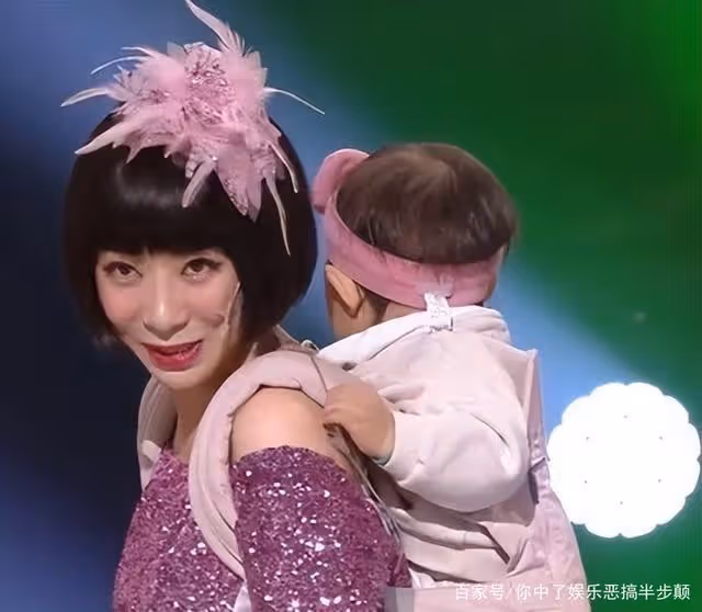 韓國女星安素美背15個月大女兒上台表演，只因無地方託付！