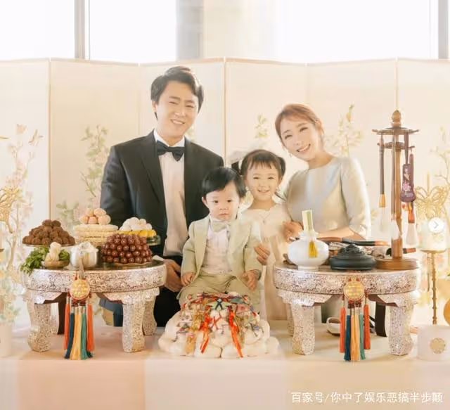 韓國女星安素美背15個月大女兒上台表演，只因無地方託付！