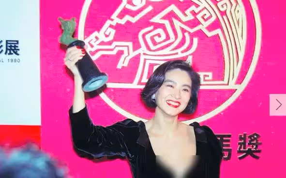 林青霞張曼玉同框舊照，兩人顏值不分伯仲，卻看到了亮點