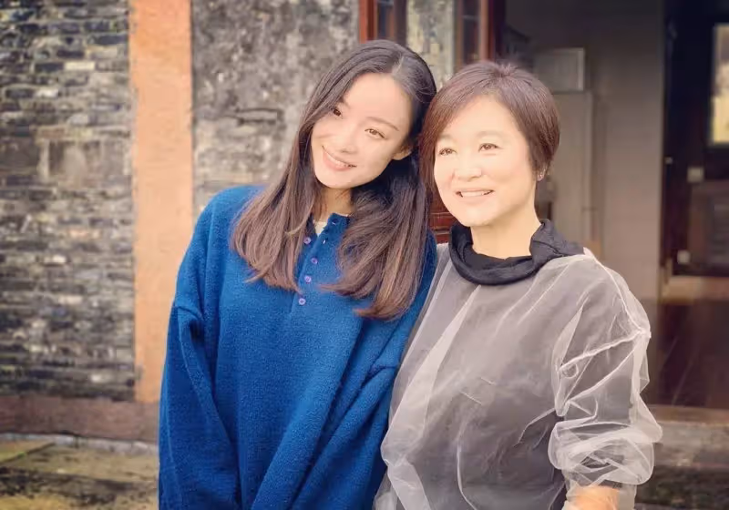 女星倪妮也追星，還是林青霞的小迷妹？65歲林青霞素顏依舊美