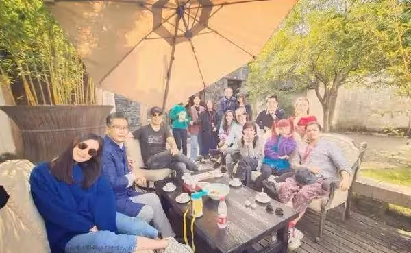 女星倪妮也追星，還是林青霞的小迷妹？65歲林青霞素顏依舊美