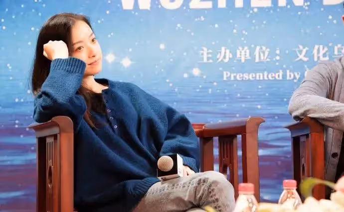 女星倪妮也追星，還是林青霞的小迷妹？65歲林青霞素顏依舊美
