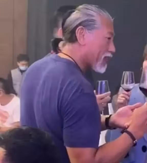 57歲「烏鴉」張耀揚近照曝光，滿頭白髮反變型男，戲裏戲外派若兩人，退隱12年默默做公益20年！