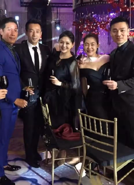 57歲「烏鴉」張耀揚近照曝光，滿頭白髮反變型男，戲裏戲外派若兩人，退隱12年默默做公益20年！