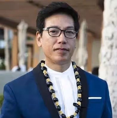 57歲「烏鴉」張耀揚近照曝光，滿頭白髮反變型男，戲裏戲外派若兩人，退隱12年默默做公益20年！