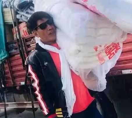 57歲「烏鴉」張耀揚近照曝光，滿頭白髮反變型男，戲裏戲外派若兩人，退隱12年默默做公益20年！