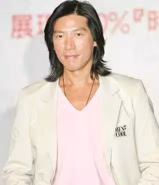 57歲「烏鴉」張耀揚近照曝光，滿頭白髮反變型男，戲裏戲外派若兩人，退隱12年默默做公益20年！