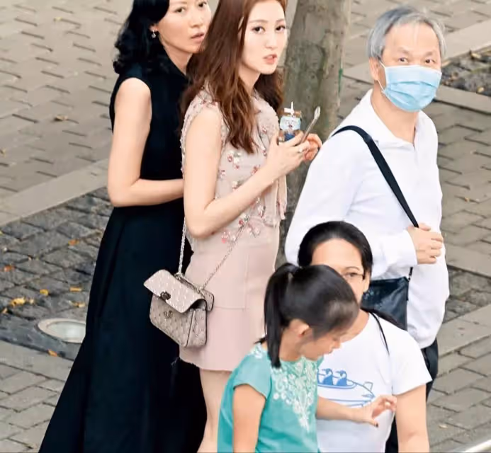 嫁大40歲富豪，丈夫是何鴻燊得力干將，滿頭白發比岳母還老，過8個月失婚分11億，網：她才是最終贏家