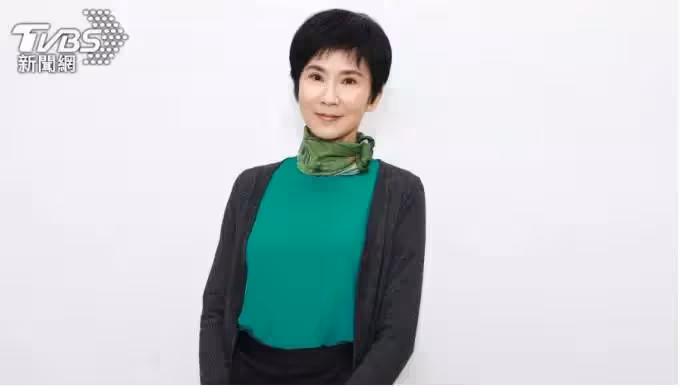 57歲葉歡昔因暈眩倒地送醫,暫退演藝圈,消失6年後復出,曝現況引關註:竟已兒孫滿堂