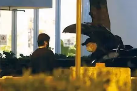 鄭伊健買豪宅給爸媽,請3名保姆照顧很孝順,結婚9年堅持不生娃,他說:陪伴是最好的孝順