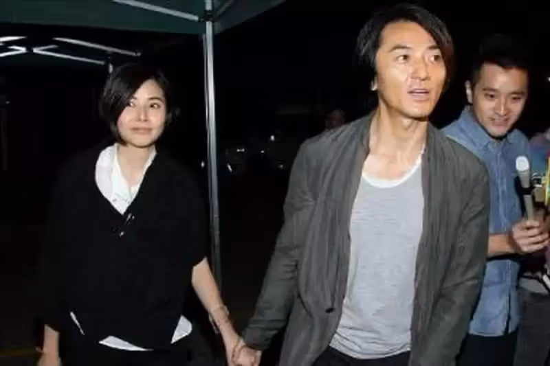 鄭伊健買豪宅給爸媽,請3名保姆照顧很孝順,結婚9年堅持不生娃,他說:陪伴是最好的孝順