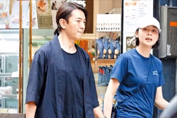 鄭伊健買豪宅給爸媽,請3名保姆照顧很孝順,結婚9年堅持不生娃,他說:陪伴是最好的孝順