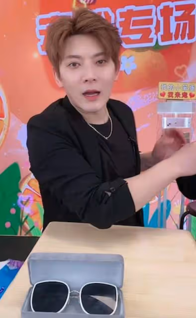 劣質藝人陳翔直播，大量粉絲瘋狂買單，滿直播間充斥著：哥哥好帥