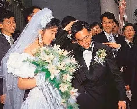 低調才女結婚才知尪身世！她嫁夫家「驚覺老公是是李嘉誠兒」婚後生活曝光　樂當不奢侈貴婦「今改名生4子」上流也清流