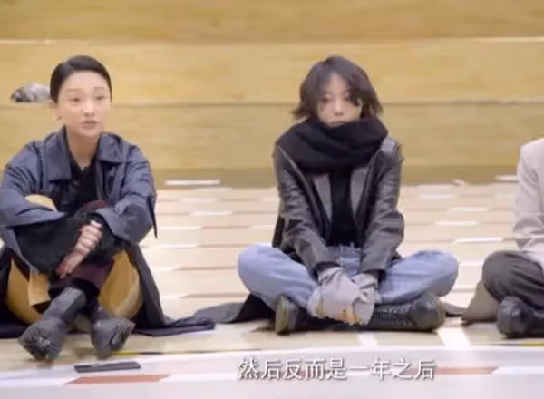 王菲大女兒「竇靖童」，節目中掩面流淚，情緒失控令人心疼，稱遺產交給弟妹