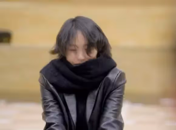 王菲大女兒「竇靖童」，節目中掩面流淚，情緒失控令人心疼，稱遺產交給弟妹
