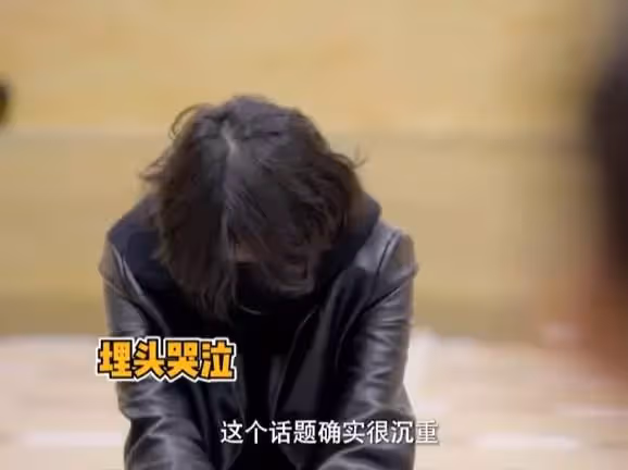王菲大女兒「竇靖童」，節目中掩面流淚，情緒失控令人心疼，稱遺產交給弟妹
