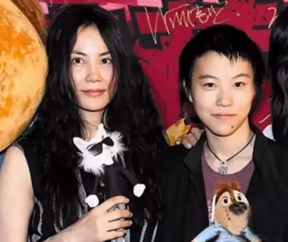 王菲大女兒「竇靖童」，節目中掩面流淚，情緒失控令人心疼，稱遺產交給弟妹