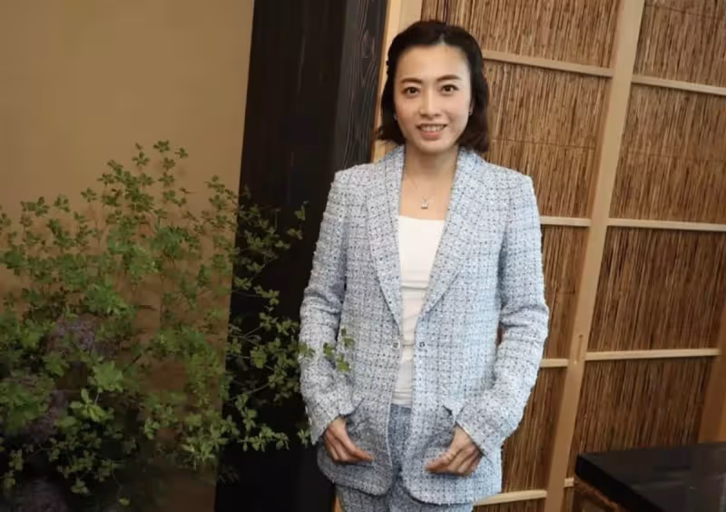 劉鑾雄小兒子罕露面，圓潤壯實與父極像，年僅9歲擁有上億股份，網友：贏在了起跑線上