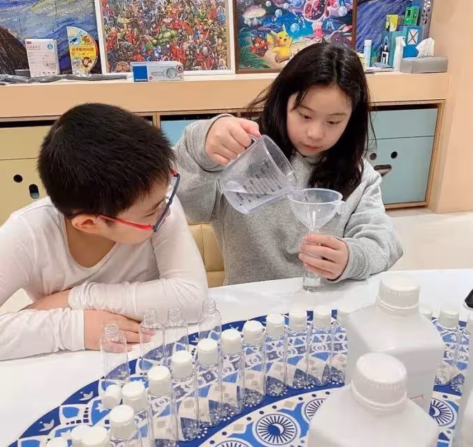 劉鑾雄小兒子罕露面，圓潤壯實與父極像，年僅9歲擁有上億股份，網友：贏在了起跑線上