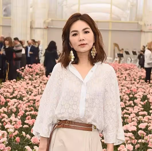 Ella「未修圖」照片曝光,臉部下垂顯老不少,網友:歲月不饒人啊!!