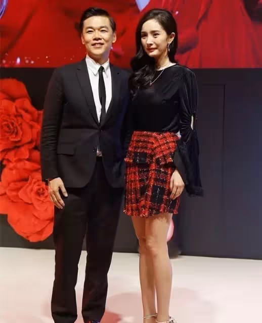 Ella「未修圖」照片曝光,臉部下垂顯老不少,網友:歲月不饒人啊!!