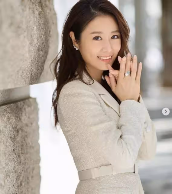林心如 霍建華夫妻在飯桌上互動,霍建華豎起大拇指調皮搞笑