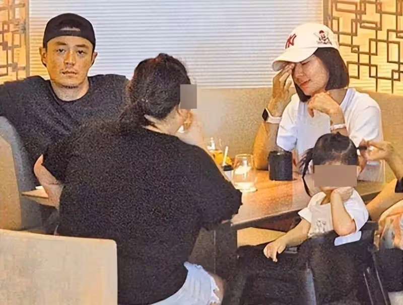 林心如 霍建華夫妻在飯桌上互動,霍建華豎起大拇指調皮搞笑
