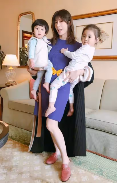 有種「後來居上」叫波妞,大眼睛長睫毛顏值完全不輸咘咘,越長越像小時候的賈靜雯了