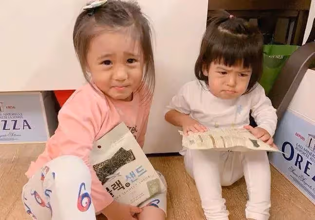 有種「後來居上」叫波妞,大眼睛長睫毛顏值完全不輸咘咘,越長越像小時候的賈靜雯了