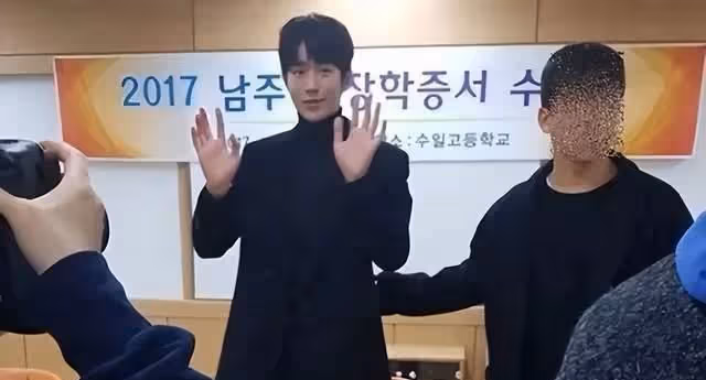 曾一年四季只有大碗面吃的他,是如何成長為大熱演員的呢?