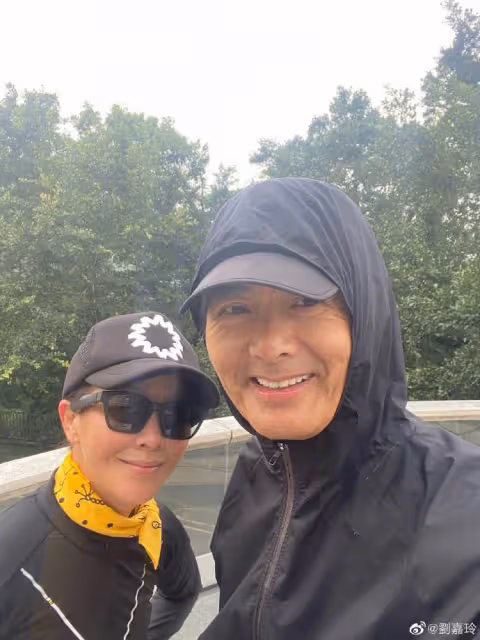 56歲劉嘉玲「頂著素顏晨跑」被笑「簡直像大媽」她樂喊「女人別害怕歲月」皺紋都是故事感歎:我就要自然老去