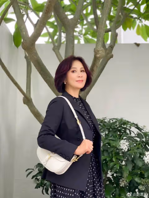 56歲劉嘉玲「頂著素顏晨跑」被笑「簡直像大媽」她樂喊「女人別害怕歲月」皺紋都是故事感歎：我就要自然老去