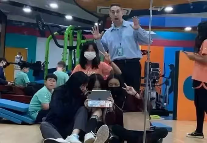 吳啟華女兒近況!入讀內地名校學費20萬,12歲吳熙兒妝容精緻打扮成熟,外貌吸睛似「翻版吳啟華」,網友:女大十八變!
