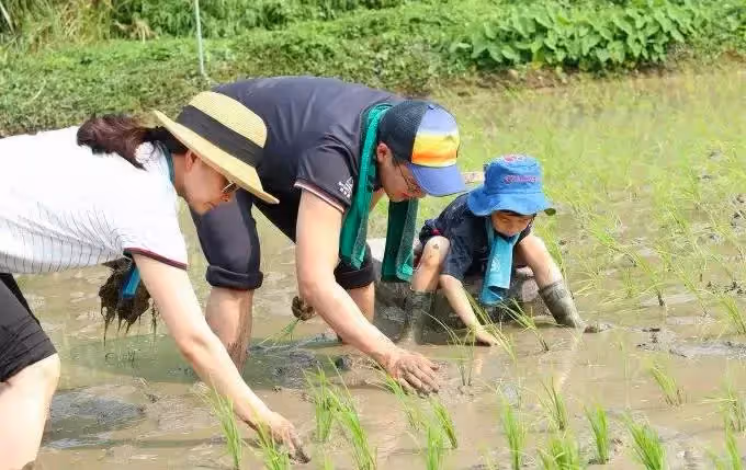 郭晶晶女兒正臉曝光,長相被贊像奶奶朱玲玲,活脫脫美人坯子,難怪爸爸變成女兒奴