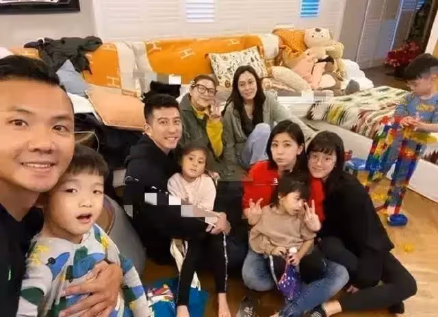 波妞吃醋,賈靜雯抱小寶寶合照,波妞滿臉不開心,趴爸爸懷中「背對鏡頭」,完全不配合「超委屈」 網笑:這麼小就知道爭寵了