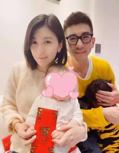 波妞吃醋,賈靜雯抱小寶寶合照,波妞滿臉不開心,趴爸爸懷中「背對鏡頭」,完全不配合「超委屈」 網笑:這麼小就知道爭寵了