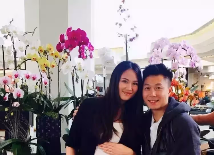 20歲時愛上14歲的她，用7年時間陪她長大　如今兒女雙全「一家四口超幸福」