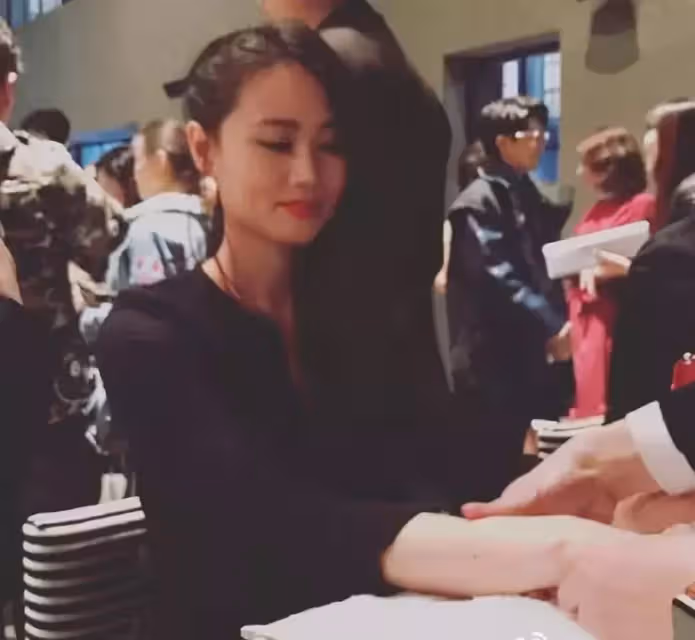 20歲時愛上14歲的她,用7年時間陪她長大 如今兒女雙全「一家四口超幸福」