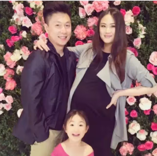 20歲時愛上14歲的她,用7年時間陪她長大 如今兒女雙全「一家四口超幸福」
